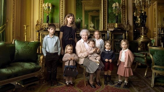 La reina Isabel II rodeada de sus nietos y bisnietos con motivo del 90 cumpleaños de la monarca. Foto: Annie Leibovitz / EFE.