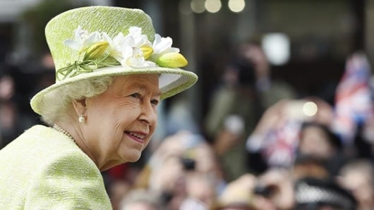 La reina Isabel II de Inglaterra durante el desfile celebrado con motivo de su 90 cumpleaños, en Windsor, Reino Unido. Foto: EFE.