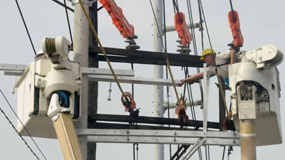 Actualmente cursan tres demandas ante el tribunal para evitar la venta de la eléctrica. Foto: AFP.