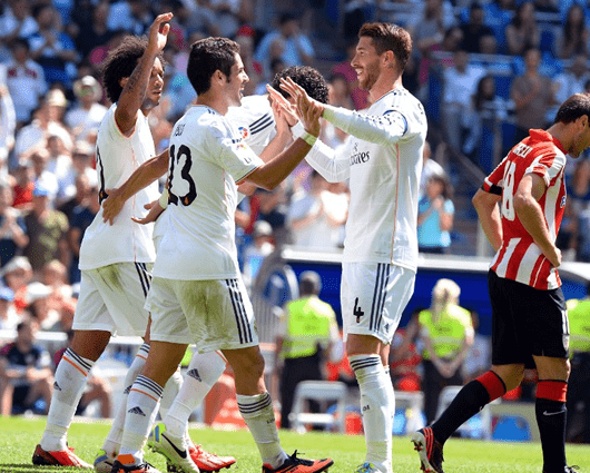 Isco y Ramos celebran tras una de las anotaciones del Real Madrid. Foto: AFP