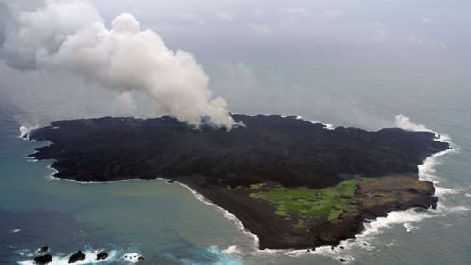 La isla ya alcanza 1,26 kilómetros cuadrados tras unirse al islote Nishinoshima. Foto: AFP