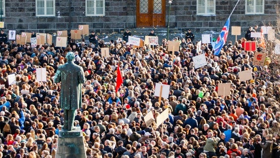 El pasado lunes miles de personas salieron a las calles en Islandia a pedir la dimisión de Sigmundur David Gunnlaugsson. Foto: EFE.