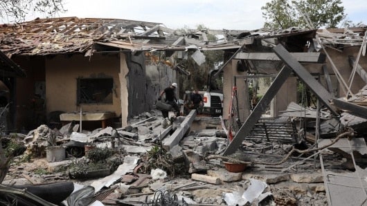 FOTO: Casa dañada tras impactar un cohete lanzado desde la Franja de Gaza