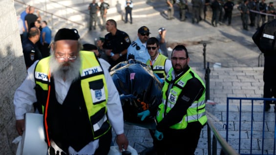 Investigadores israelíes retiran el cuerpo de uno de los fallecidos en uno de los ataques en Jerusalén. Foto: AFP