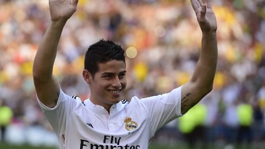 James Rodríguez ya pisó la cancha del Bernabéu. Foto: AFP
