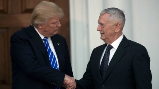 El presidente electo de EE.UU., Donald Trump, y el general retirado James Mattis (der.). Foto: AFP.