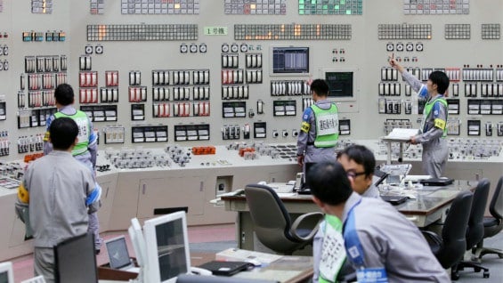 Sala de control de un reactor en Japón. Foto: AFP
