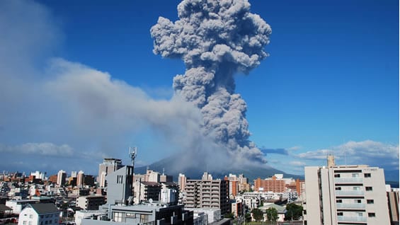 Erupción del monte Sakurajima en Kagoshima. Foto: AFP
