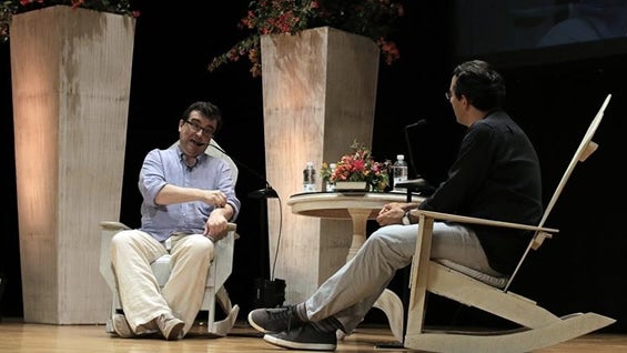 El diálogo entre Javier Cercas y Juan Gabriel Vásquez estuvo salpicado de anécdotas contadas con humor. Foto: EFE.