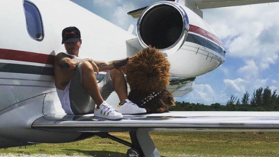 Poco antes del incidente el cantante de música urbana había colgado una foto sentado sobre una de las alas de su avión privado. Foto: @jbalvin (Instagram).