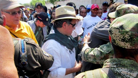 Alias Jesús Santrich durante un acto público en el corregimiento de Conejo, en La Guajira. Foto: EFE.