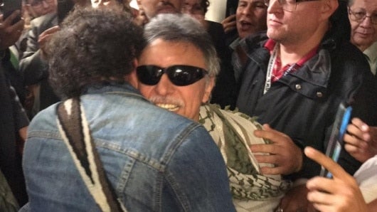 Jesús Santrich se abraza con Pastor Alape.