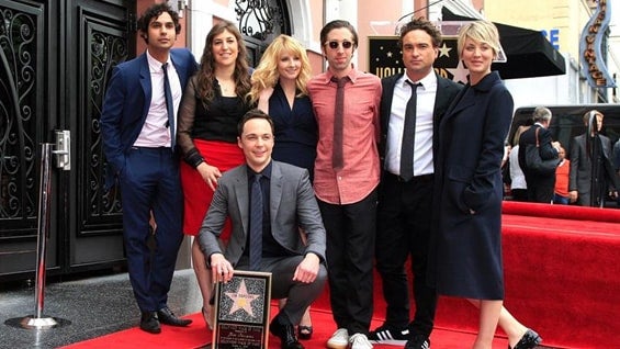 Durante una ceremonia, Jim Parsons estuvo acompañado por Kunal Nayyar, Mayim Bialik, Melissa Rauch, Simon Helberg, Johnny Galecki y Kaley Cuoco. Foto: EFE.