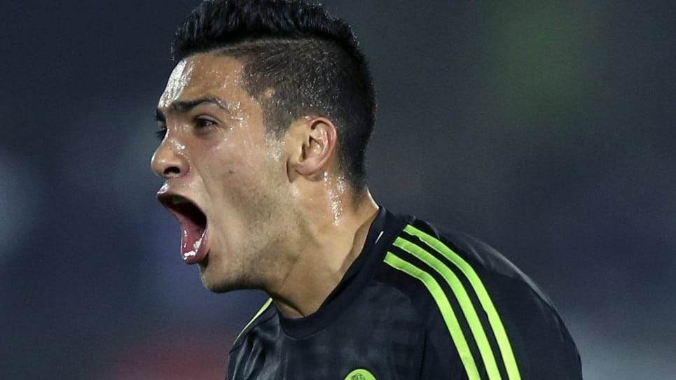 Raúl Jiménez celebra su gol ante Chile. Foto EFE