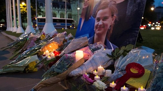 Jo Cox, de 41 años, madre de dos hijos, murió cuando un hombre le disparó varias veces, y, según testigos, la apuñaló. Foto: EFE.