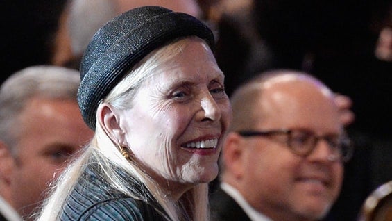 La cantante Joni Mitchell durante la gala previa de los Grammy, en febrero de este año. Foto: AFP.