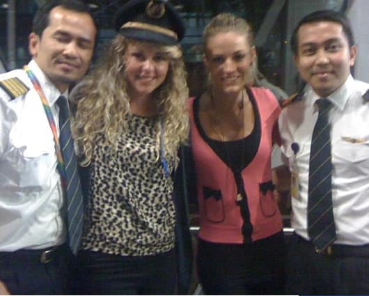 Jonti Roos, de saco rosado; al lado del piloto Fariq Abdul Hamid y su amiga Jaan Maree. Foto: Jonti Ross