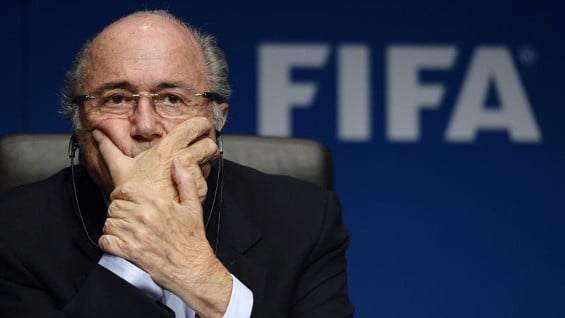 Sepp Blatter se mantiene como candidato a su quinta presidencia porque no fue salpicado por el escándalo.