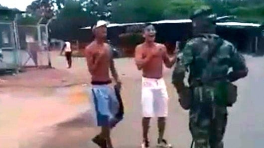 El joven se habría devuelto a su casa por un machete y, cuando intentó ingresar a la base, recibió un disparo en el pecho que horas después le cegaría la vida. Foto: Noticias RCN.