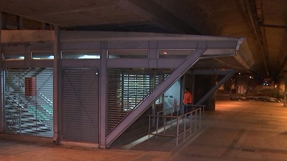 La mujer relató a sus familiares que fue intimidada, golpeada y abusada sexualmente debajo de un puente vehicular de ese sector del noroccidente de Bogotá. Foto Noticias RCN