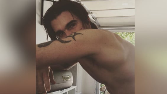 El cantante revolucionó las redes sociales con esta fotografía.