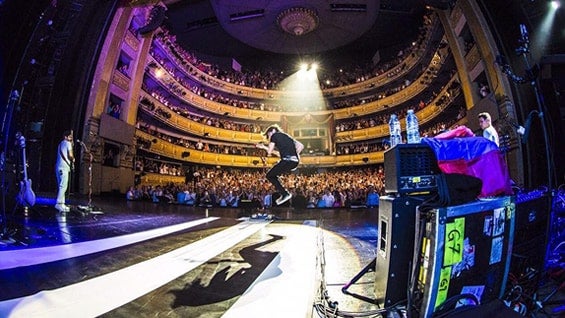 Juanes durante el concierto en el Teatro Real, en Madrid, en el que presentó su último disco 'Loco de Amor'.