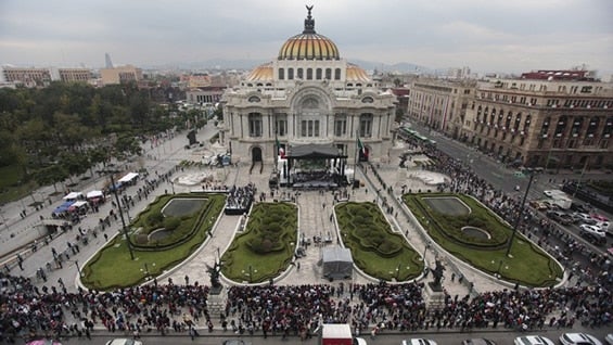 Fanáticos llegan al Palacio de Bellas Artes de Ciudad de México. Foto: AFP.