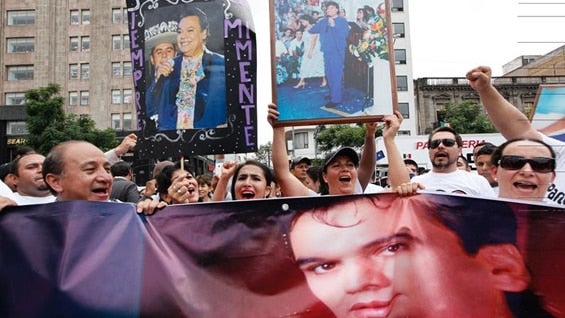 Mexicanos esperan la llegada de las cenizas de Juan Gabriel a las afueras del Palacio de Bellas Artes en Ciudad de México. Foto: EFE.