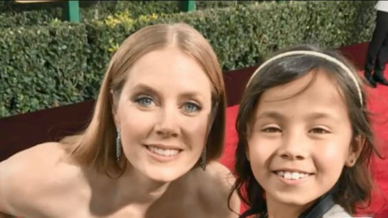 Juanita junto a la actriz Amy Adams. Foto: Noticias RCN