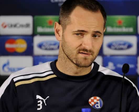 Josip Simunic fue condenado a 3.200 euros de multa por hacer cantos nazis en la cancha. Foto. AFP