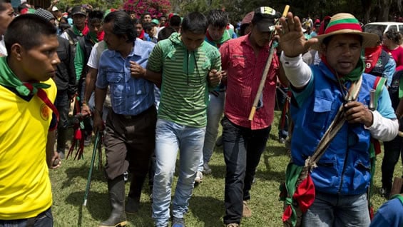 Dos indígenas murieron cuando trataban de retirar una valla. Foto: AFP