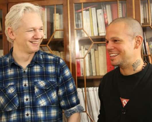 Julian Assange y Residente de Calle 13.