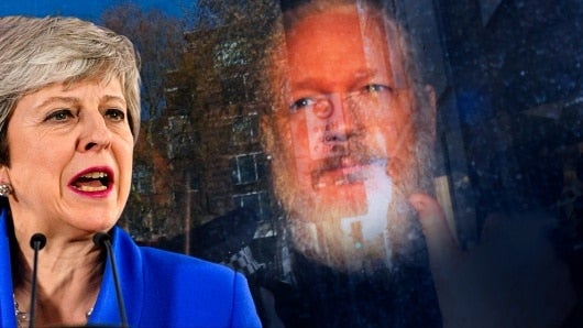 Theresa May y Julian Assange. Foto: AFP-EFE