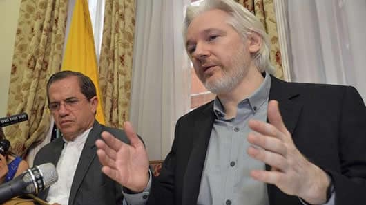 El fundador de Wikileaks, Julian Assange, y el ministro ecuatoriano de Exteriores, Ricardo Patiño. Foto: EFE.