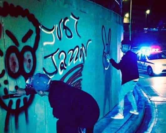 El joven cantante pintó algunos grafitis en la Calle 26 en Bogotá. Foto: @Guibs72