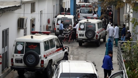 Fuerzas de seguridad de Kabul custodian las afueras del restaurante atacado. Foto: AFP