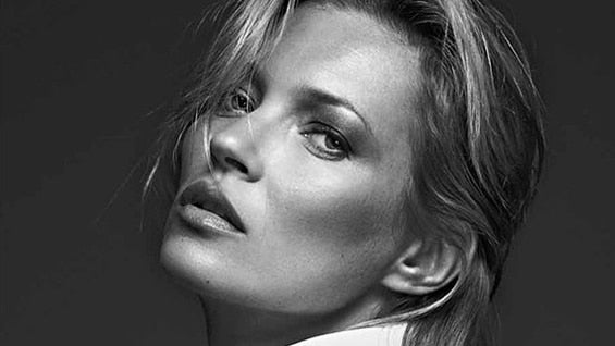 Moss se dio a conocer como supermodelo en 1992 cuando Calvin Klein la seleccionó para una campaña de perfumes.