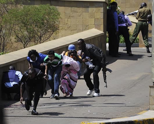 Cientos de personas permanecen atrapadas en el interior del centro comercial. Foto: AFP.