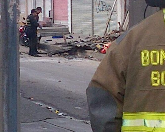 Se sospecha que la explosión, frente a un local comercial, fue provocada por un petardo de baja potencia. Foto: @andres_sar85