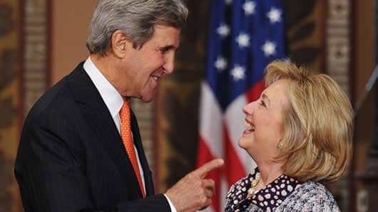 El secretario de Estado de Estados Unidos, John Kerry, y su antecesora, Hillary Clinton. Foto: AFP.