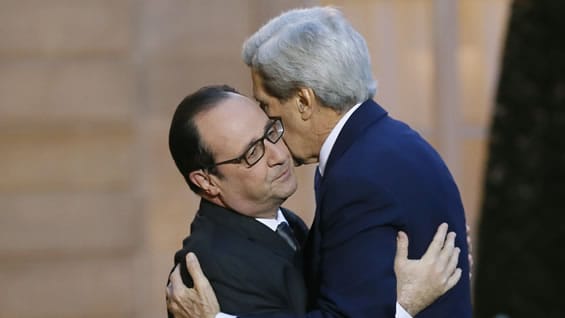 El presidente François Hollande y El secretario de Estado norteamericano, John Kerry, expresaron su solidaridad con un fuerte abrazo. Foto: AFP