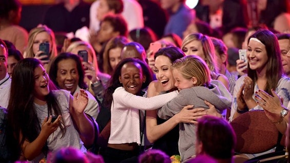 Angelina Jolie reapareció tras su operación junto a sus hijas Siloh y Zahara. Foto: AFP.