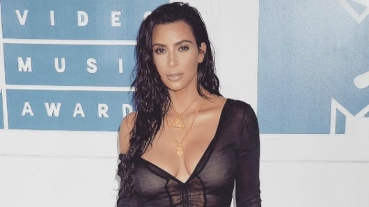 Kim Kardashian demanda por difamación a web que la acusa de inventar su robo