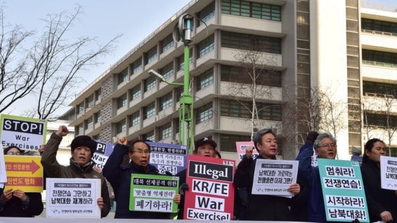 Activistas surcoreanos protestaron por los ejercicios militares. Foto: AFP