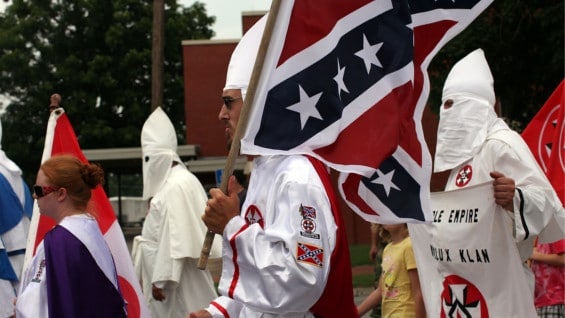 El Ku Klux Klan suele usar la bandera en los pocos actos públicos que lleva a cabo. Foto: AFP