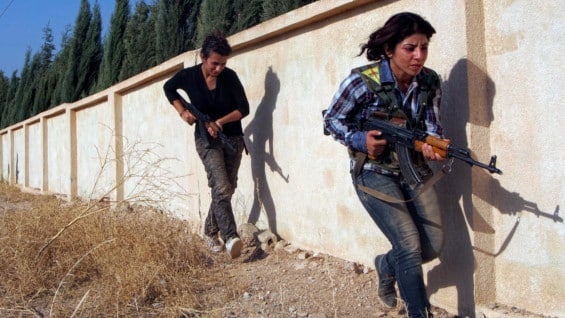 Entrenamiento de mujeres kurdas al norte de Siria. Foto: Archivo AFP