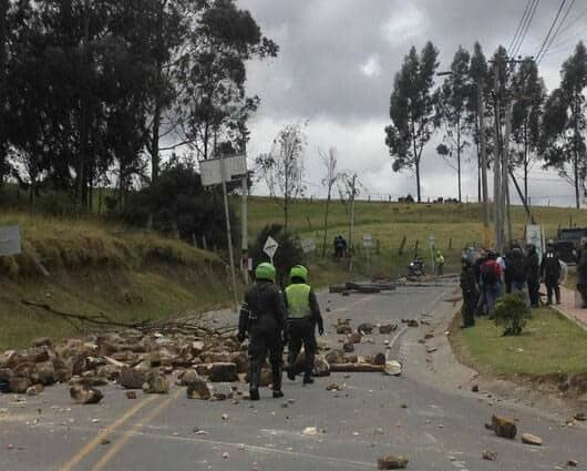 Las vías están bloquedas con piedras y palos. Foto: @UbalaCundi