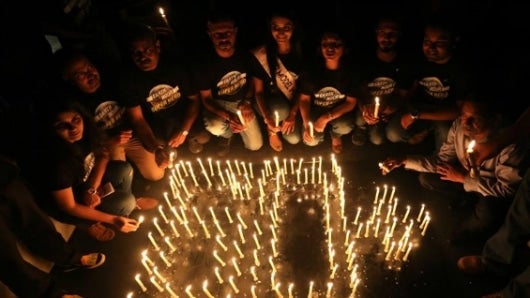 Los miembros del WWF India participan en una vigilia a la luz de las velas durante la 'Hora del Planeta', en Bhopal. Foto: EFE.