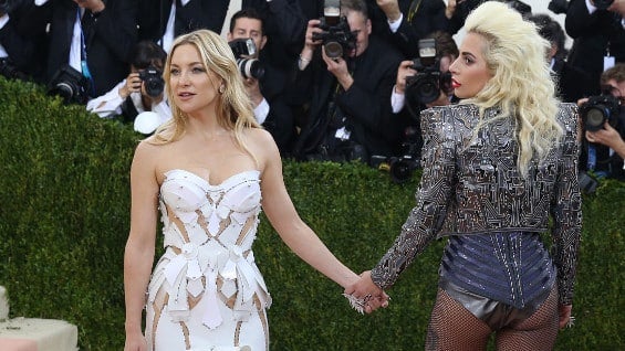 La cantante Lady Gaga y la actriz Kate Hudson. Foto: EFE