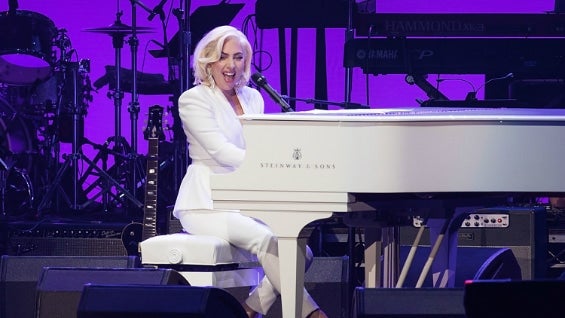 Lady Gaga se presentó en un recital benéfico a favor de las víctimas de los huracanes